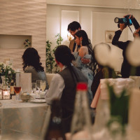 白を基調とした披露宴会場でカラードレスの色味が際立ち嬉しかっ