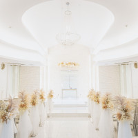 白を基調とした円形の会場