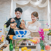 大きなコーヒーカップに私達が好きなコーヒーを注ぐパフォーマン