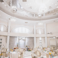 白を基調としたシンプルな会場