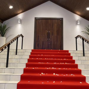 挙式後のブーケトスやお菓子撒きができそうなところ|777135さんのThe Palm Garden(ザ・パームガーデン) 〈エルフラットグループ〉の写真(2568758)