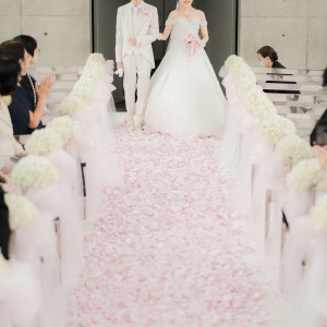 ピンクの花びらじゅうたん|777142さんのアルモニーアンブラッセ ウェディングホテル/テイクアンドギヴ・ニーズウェディングの写真(2569151)