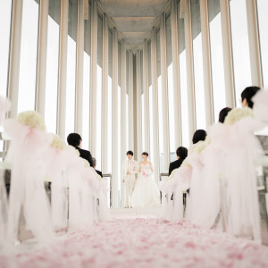 ピンクの花びらじゅうたん|777142さんのアルモニーアンブラッセ ウェディングホテル/テイクアンドギヴ・ニーズウェディングの写真(2569149)