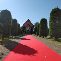ガラスのチャペルに向かうレッドカーペット