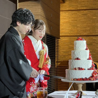 ウエディングケーキを入刀しているシーンです。