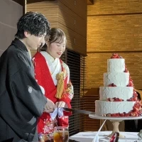 ウエディングケーキを入刀しているシーンです。