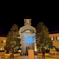 夜の部ではムービーを壁に映すことができます