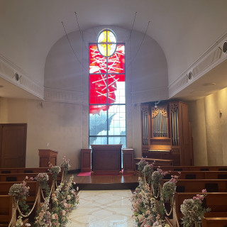 ルビーとサファイアのカラーが美しいチャペルです。