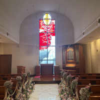 ルビーとサファイアのカラーが美しいチャペルです。