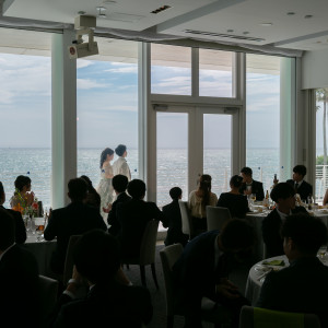 披露宴会場お色直し入場|777240さんのリビエラ逗子マリーナの写真(2569387)