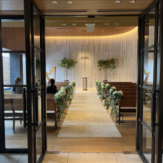 挙式会場はガラス扉でした