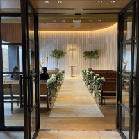 挙式会場はガラス扉でした