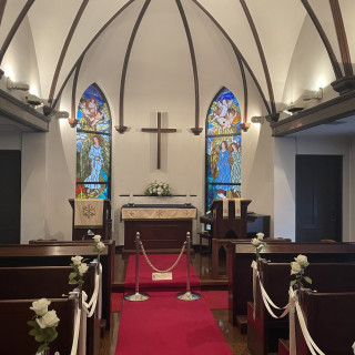 教会の中で綺麗なステンドグラスがあります