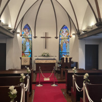 教会の中で綺麗なステンドグラスがあります