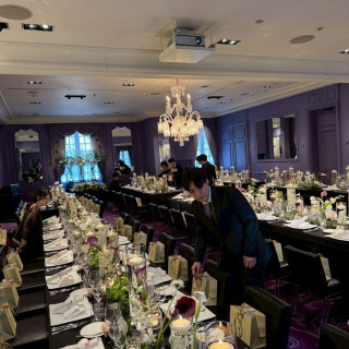 黒いクロスと水中花で高級感を出しています。