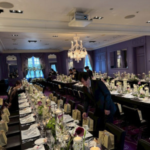 黒いクロスと水中花で高級感を出しています。|777282さんのシャトーレストラン ジョエル・ロブションの写真(2571395)