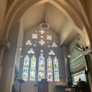 ステンドグラスと5段の階段、赤い絨毯のバージンロード