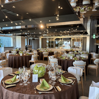 オープンキッチン付きの披露宴会場。定員80名ほど