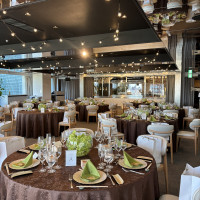 オープンキッチン付きの披露宴会場。定員80名ほど