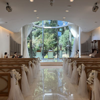 自然光が入ってくる、白を基調としたチャペル