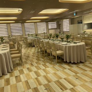 開放感があって、緑も見える披露宴会場