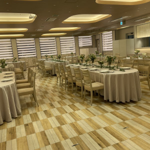 開放感があって、緑も見える披露宴会場|777311さんのAILE d'ANGE garden（エル・ダンジュ ガーデン）の写真(2569652)