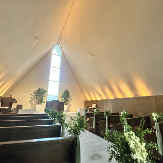 白を基調とした温かみのあるチャペルです。
