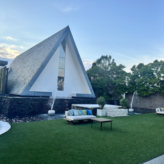 チャペルが三角形で珍しいです。