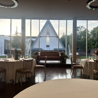 庭を挟んでチャペルが見える披露宴会場です。