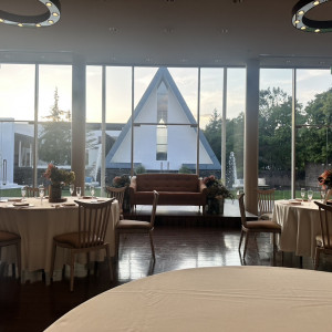 庭を挟んでチャペルが見える披露宴会場です。|777327さんのブリーズレイ・プライベートテラスの写真(2569682)