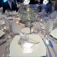 距離は近くなりますが1テーブル10人座ることができます