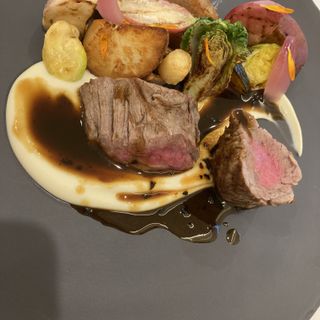 牛フィレ肉のグリエ　彩り野菜を添えて