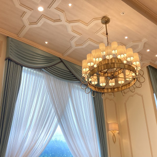 チャペル入って正面のシャンデリア