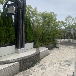 チャペルの外にあるお庭です。カリヨンの鐘も付いています|777359さんのルシェルブラン表参道の写真(2570828)