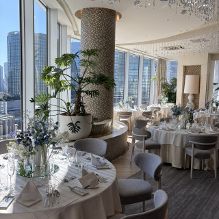 窓が大きく開放感がある披露宴会場