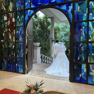 チャペル入退場口のステンドグラス