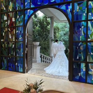 チャペル入退場口のステンドグラス|777374さんのアルタビスタガーデンの写真(2570042)