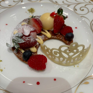 ムースオフレーズとヴァニラムース キャラメリゼしたパイ添え