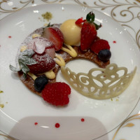 ムースオフレーズとヴァニラムース キャラメリゼしたパイ添え