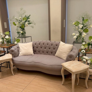 新郎新婦が座るソファと緑と白の装飾|777384さんのアールベルアンジェ Mieの写真(2570008)