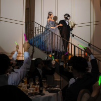 再入場はペンライトを振ってもらう中、階段から登場しました