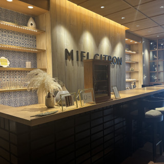 待合室のバーカウンター。お酒も飲めるそうです。