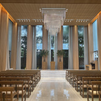 チャペルは天井が高く開放的