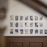 披露宴会場に上る階段の下の壁