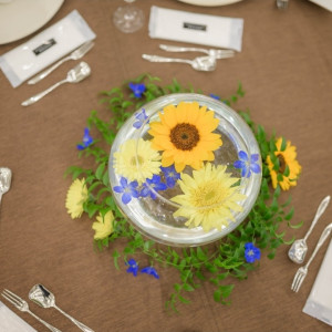 テーブルの花は水に浮かせるタイプにしました|777422さんの定禅寺ガーデンヒルズ迎賓館/FIVESTAR WEDDINGの写真(2570684)