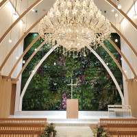 明るく緑を行かせるチャペル