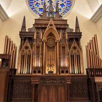 木製の造り込みが細かいチャペル正面
自然光が入ステンドグラス