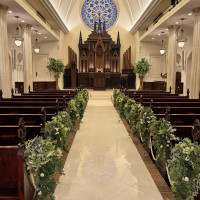 バージンロードにステンドグラスが映る