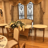 披露宴会場コッツウォルズの新郎新婦席