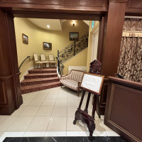 入り口から入ってすぐ左の階段